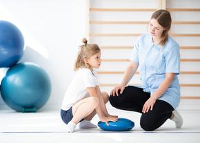 Kinetoterapie pentru copii: de ce mersul pe vârfuri nu e "o fază care trece"