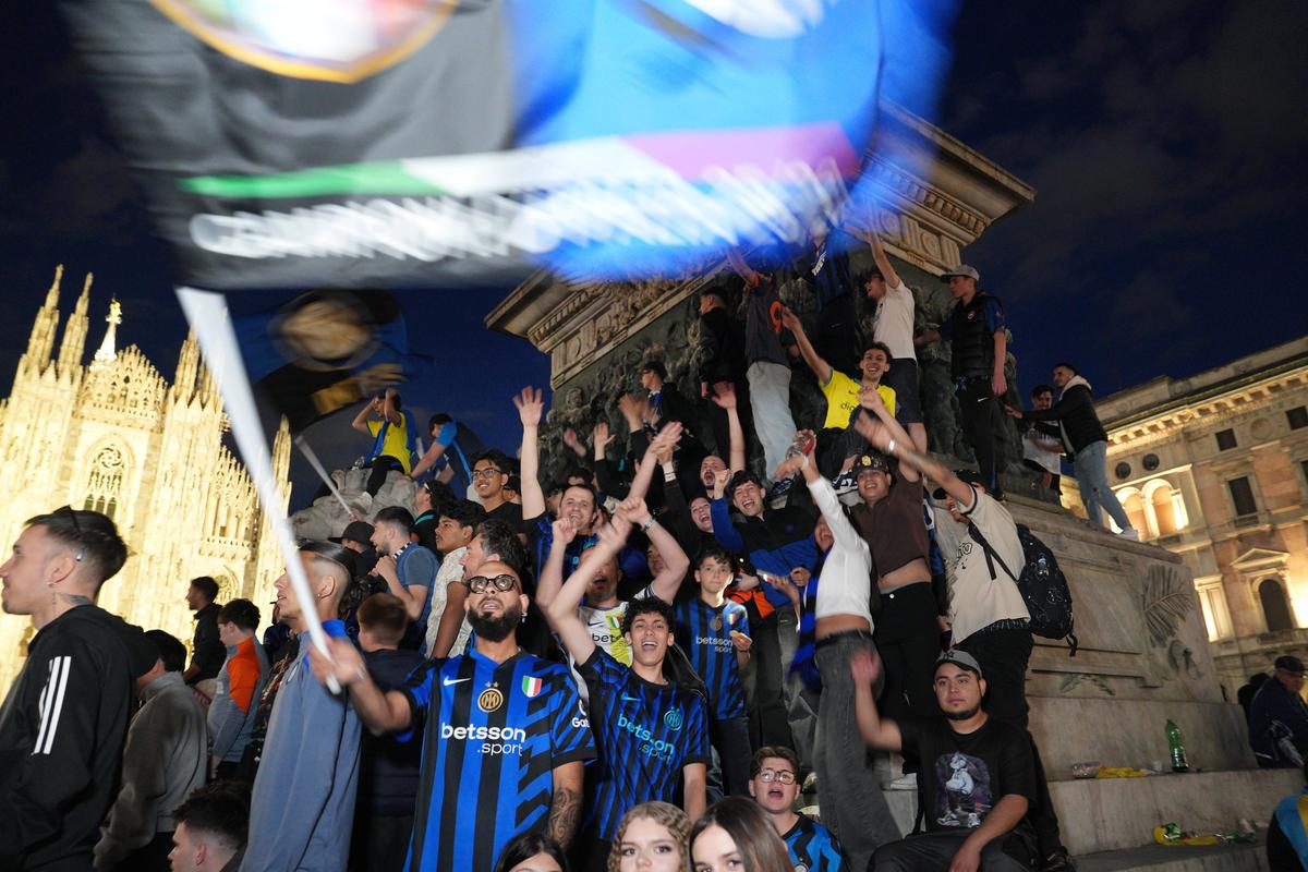 Ce sărbătoare în Piața Domului! Cristi Chivu a ridicat trofeele și a cântat cu sute de mii de oameni