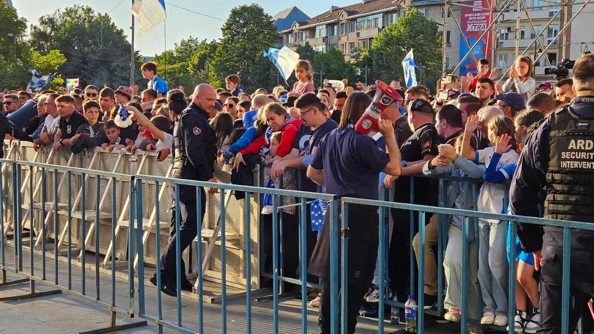 Sărbătoare de titlu în piața „Mihai Viteazul”, din Craiova