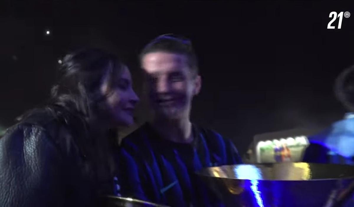 Ce sărbătoare în Piața Domului! Cristi Chivu a ridicat trofeele și a cântat cu sute de mii de oameni