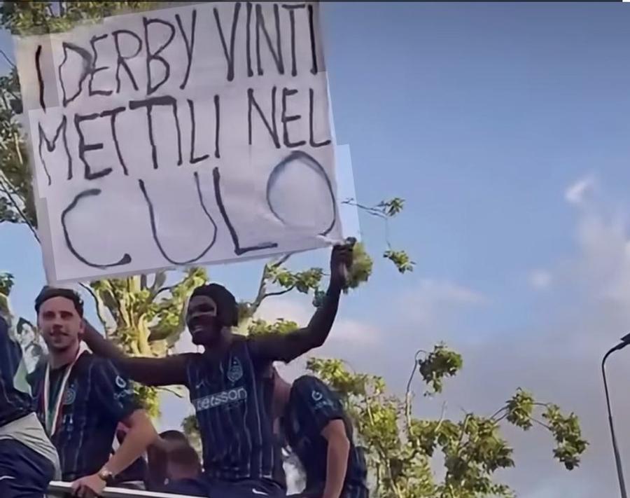 Mesajul ofensator afișat de Marcus Thuram, atacantul lui Inter Procuratura a deschis anchetă după sărbătoarea lui Inter » Gestul care îl poate costa pe Marcus Thuram!