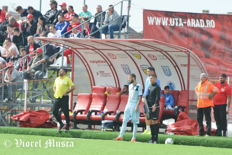 Marius Baciu, pe banca echipei Daco-Getica, în timpul meciului pierdut la Arad. Foto: Viorel Muscă Numele alesului lui Gigi Becali de la FCSB a fost vehiculat în centrul unor scandaluri legate de mafia pariurilor