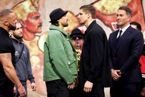 De ce gigantul Oleksandr Usyk poartă la el un măgar de pluș » Duel contra kickboxerului Rico Verhoeven, în fața piramidelor
