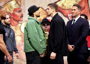 De ce gigantul Oleksandr Usyk poartă la el un măgar de pluș » Duel contra kickboxerului Rico Verhoeven, în fața piramidelor