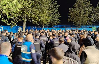 După înfrângerea cu Metaloglobus, ultrașii lui Farul Constanța au luat foc: „Jucători de Serie B, vă rupem picioarele!”