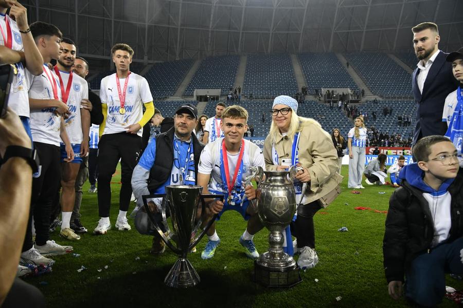 David Matei împreună cu părinții și cele două trofee cucerite la Craiova în 2026: Cupa României și titlul de campion. Foto: Cristi Preda (GSP) George Ogăraru, mesaj după ce Craiova a câștigat titlul în Superligă: „Academia Stelei a dat fotbalului românesc un campion!”