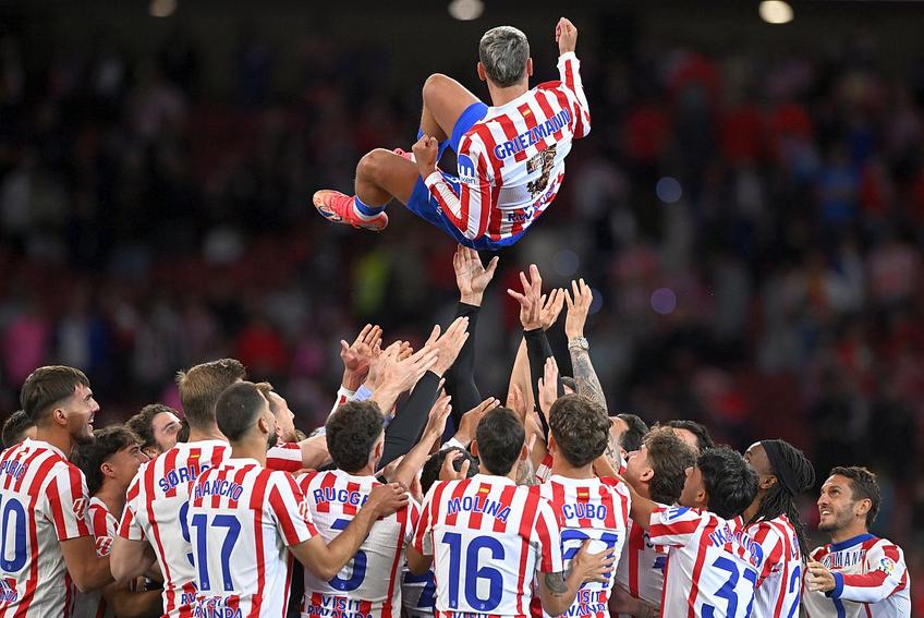 Antoine Griezmann, aruncat pe brațe de colegi după ultimul meci pe Metropolitano pentru Atletico // foto: Guliver/gettyimages