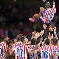 Antoine Griezmann, aruncat pe brațe de colegi după ultimul meci pe Metropolitano pentru Atletico // foto: Guliver/gettyimages