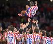 Antoine Griezmann, aruncat pe brațe de colegi după ultimul meci pe Metropolitano pentru Atletico // foto: Guliver/gettyimages