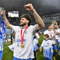 Universitatea Craiova a devenit duminică seara campioana României, la capătul unui sezon în care a stat 22 de etape pe prima poziție în clasament.