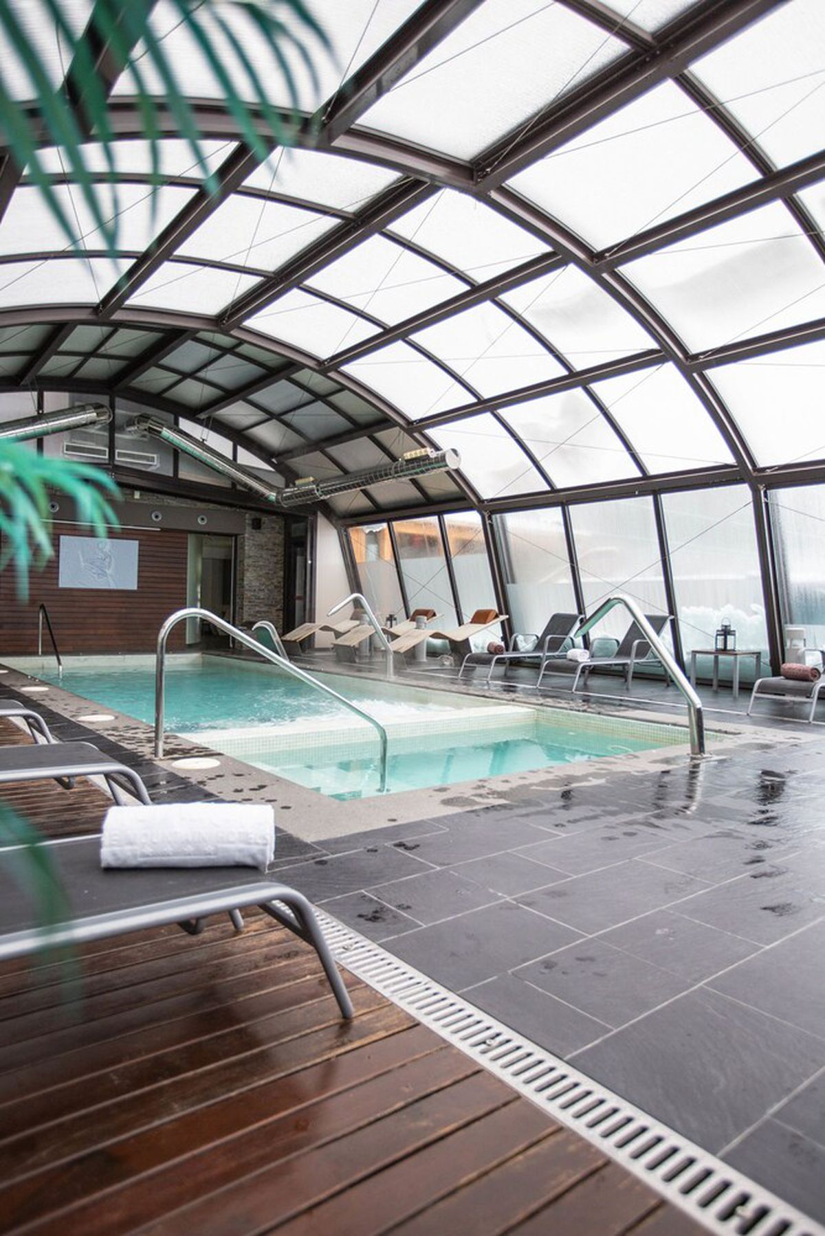 GALERIE FOTO Messi cumpără un hotel de lux în Pirinei » Se bate cu Cristiano Ronaldo pentru turiști