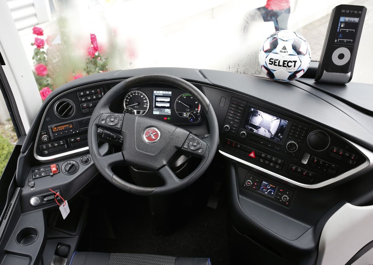 FCU Craiova 1948 și-a prezentat autocarul de peste 500.000 de euro: „E ca un Maybach!” + au transferat un ghanez