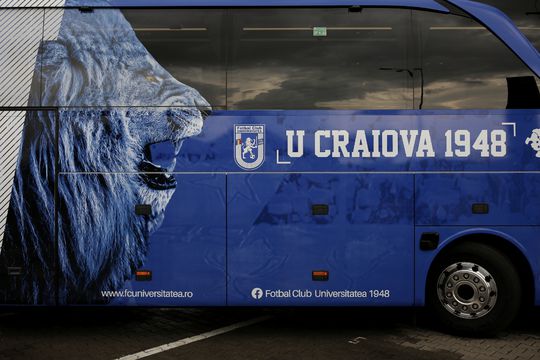 Fc U Craiova 1948 È™i A Prezentat Autocarul De Peste 500 000 De Euro Oltenii Au BÄƒtut Palma Cu Samuel Asamoah