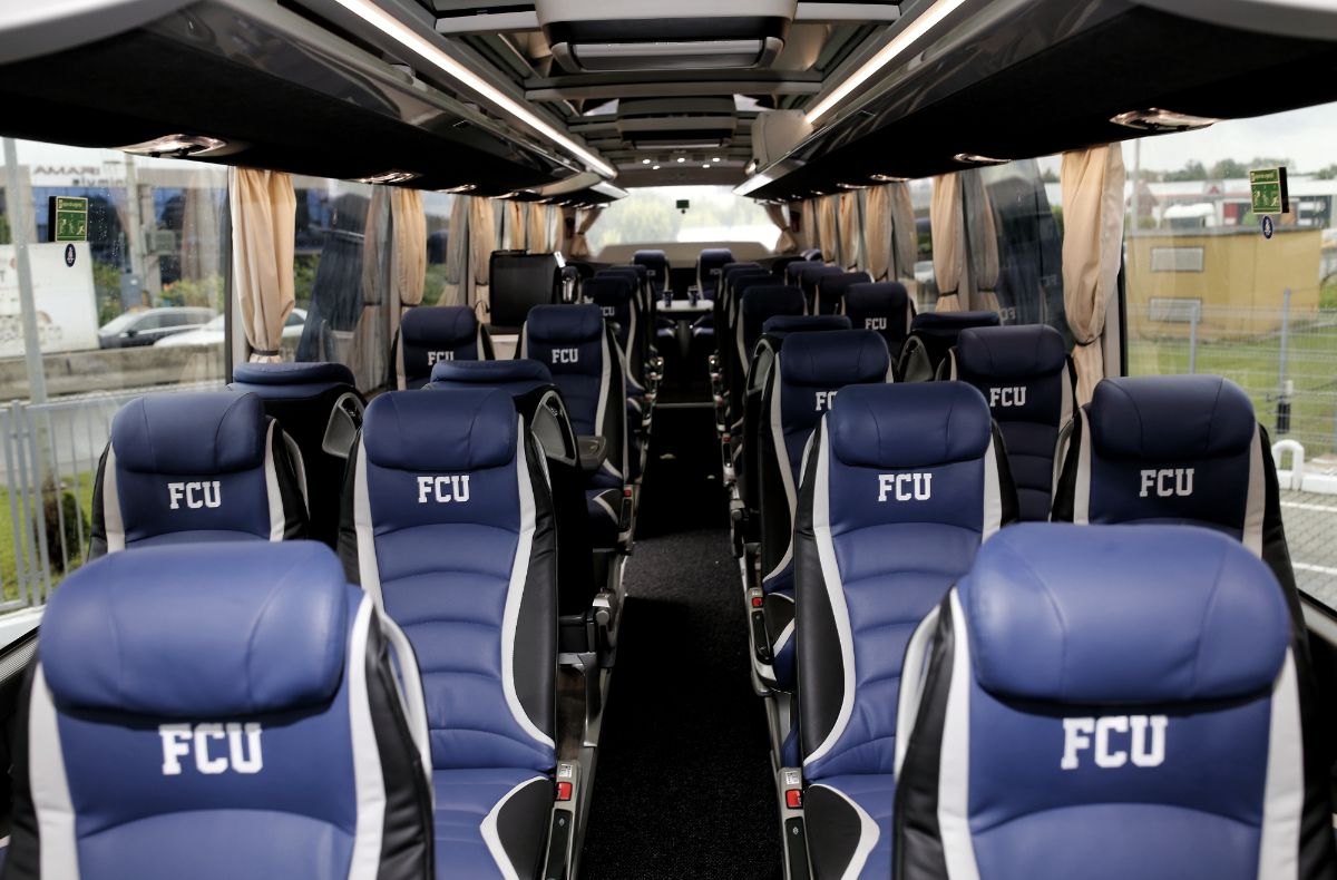 FCU Craiova 1948 și-a prezentat autocarul de peste 500.000 de euro: „E ca un Maybach!” + au transferat un ghanez