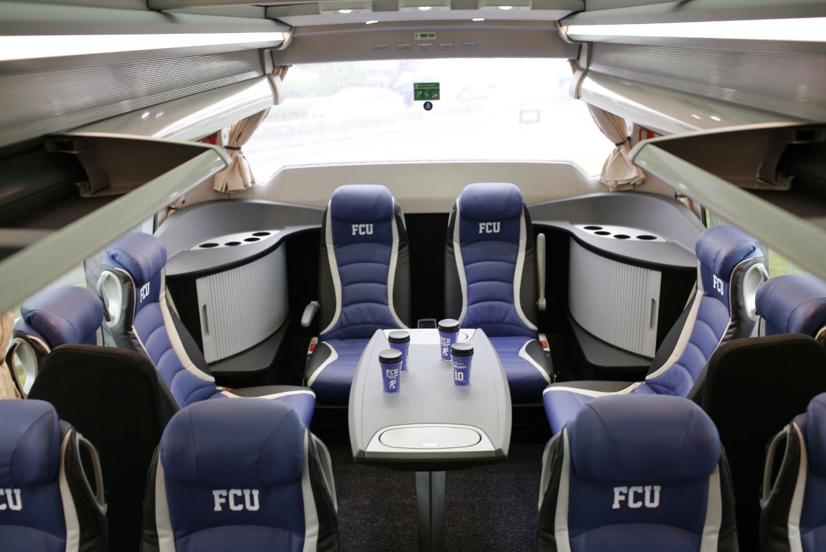 FCU Craiova 1948 și-a prezentat autocarul de peste 500.000 de euro: „E ca un Maybach!” + au transferat un ghanez