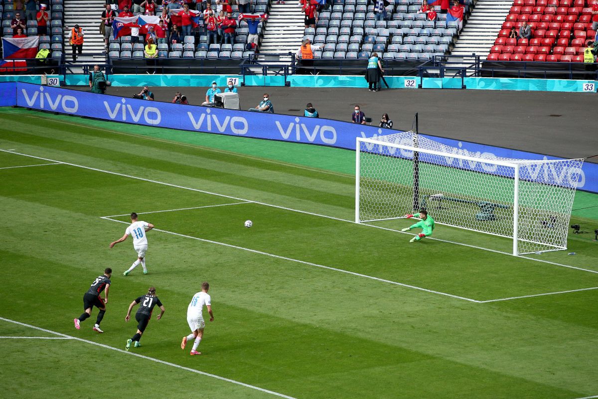 Moment incredibil la Euro 2020 » Eroul Cehiei, plin de sânge la faza golului