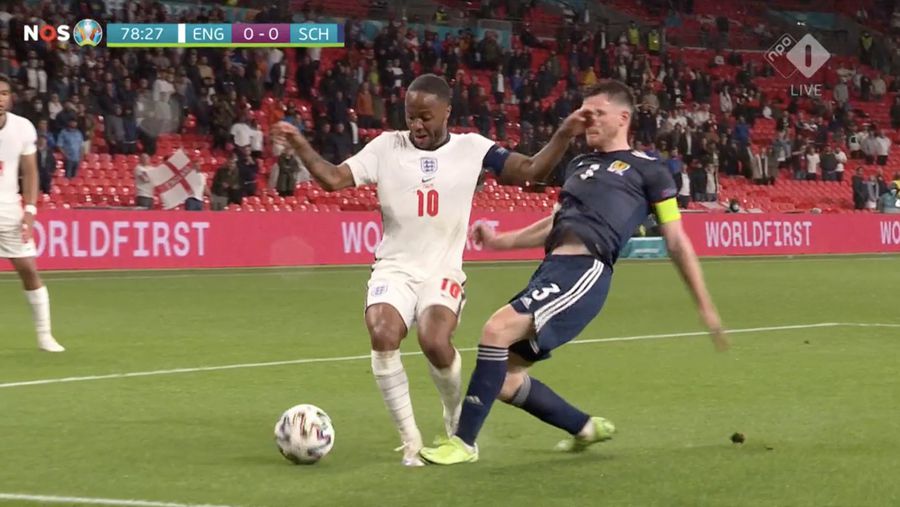 Sterling, călcat de Robertson Gafă VAR la Anglia - Scoția?! Olanda a primit joi penalty pentru o fază similară