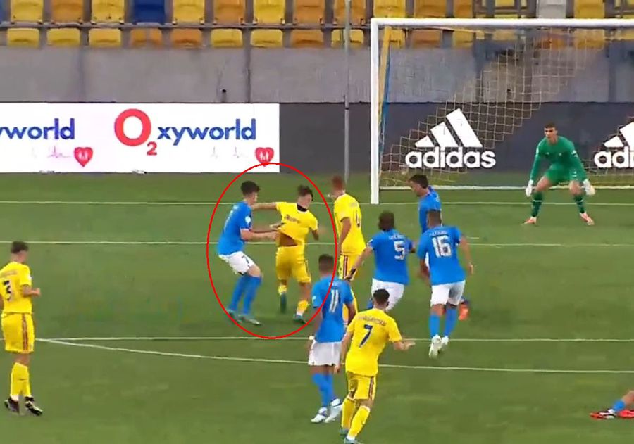 Chirițoiu, tras de tricou în careu / FOTO: FRF TV România U19, învinsă de Italia U19 în primul meci de la Euro! Ce „tricolor” a ieșit în evidență + clasamentul și programul