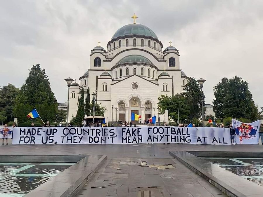 Ce a scris presa din Serbia după incidentul provocat de ultrașii români la meciul din Kosovo: „Au ținut să sublinieze că nu recunosc așa-zisul stat”
