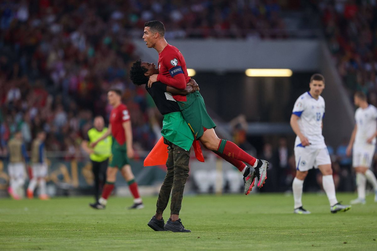 Cristiano Ronaldo, luat în brațe de un spectator care a intrat pe teren