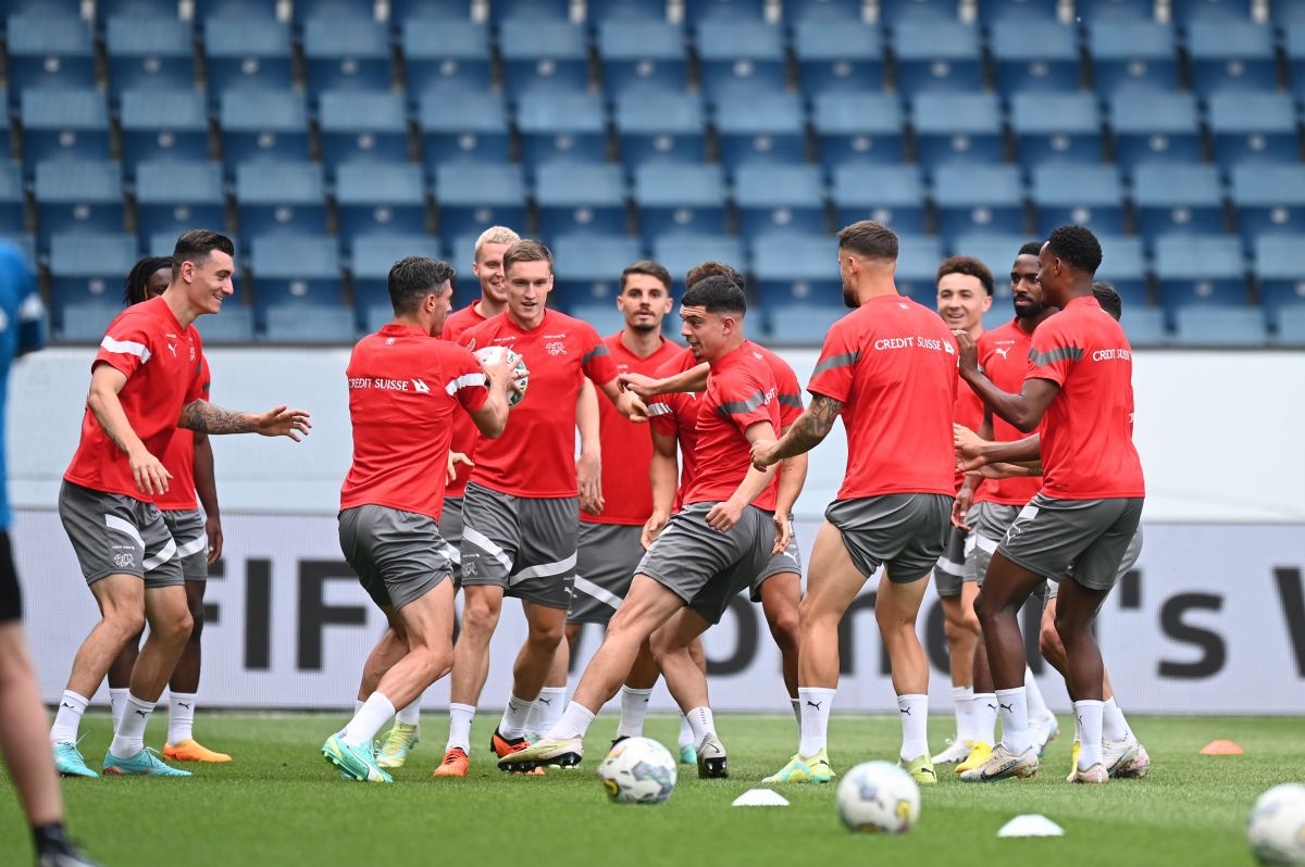 Conferință Edi Iordănescu și Nicolae Stanciu înainte de Elveția - România: „Nu este o bucurie să auzi că adversarii spun că suntem o echipă mică. Avem două opțiuni”