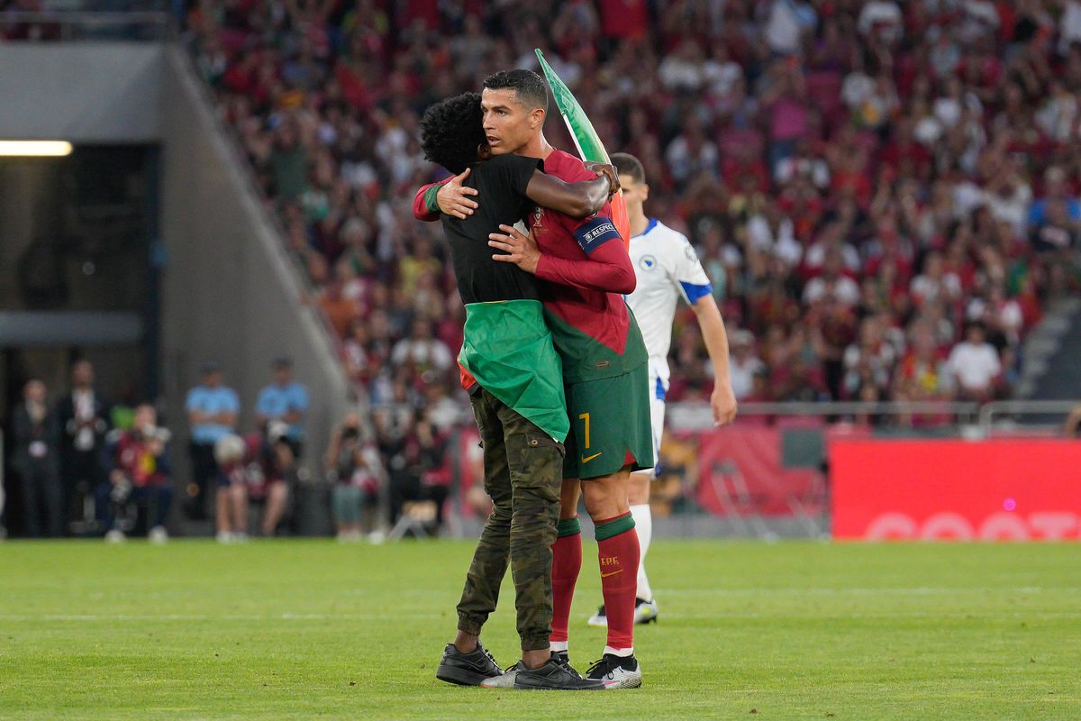 Imaginile serii în preliminariile Euro » Un spectator a pătruns pe teren, iar ce a făcut cu Cristiano Ronaldo e deja viral