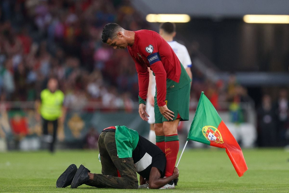 Cristiano Ronaldo, luat în brațe de un spectator care a intrat pe teren