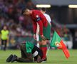 Cristiano Ronaldo, luat în brațe de un spectator care a intrat pe teren