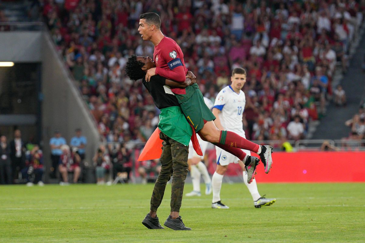 Cristiano Ronaldo, luat în brațe de un spectator care a intrat pe teren