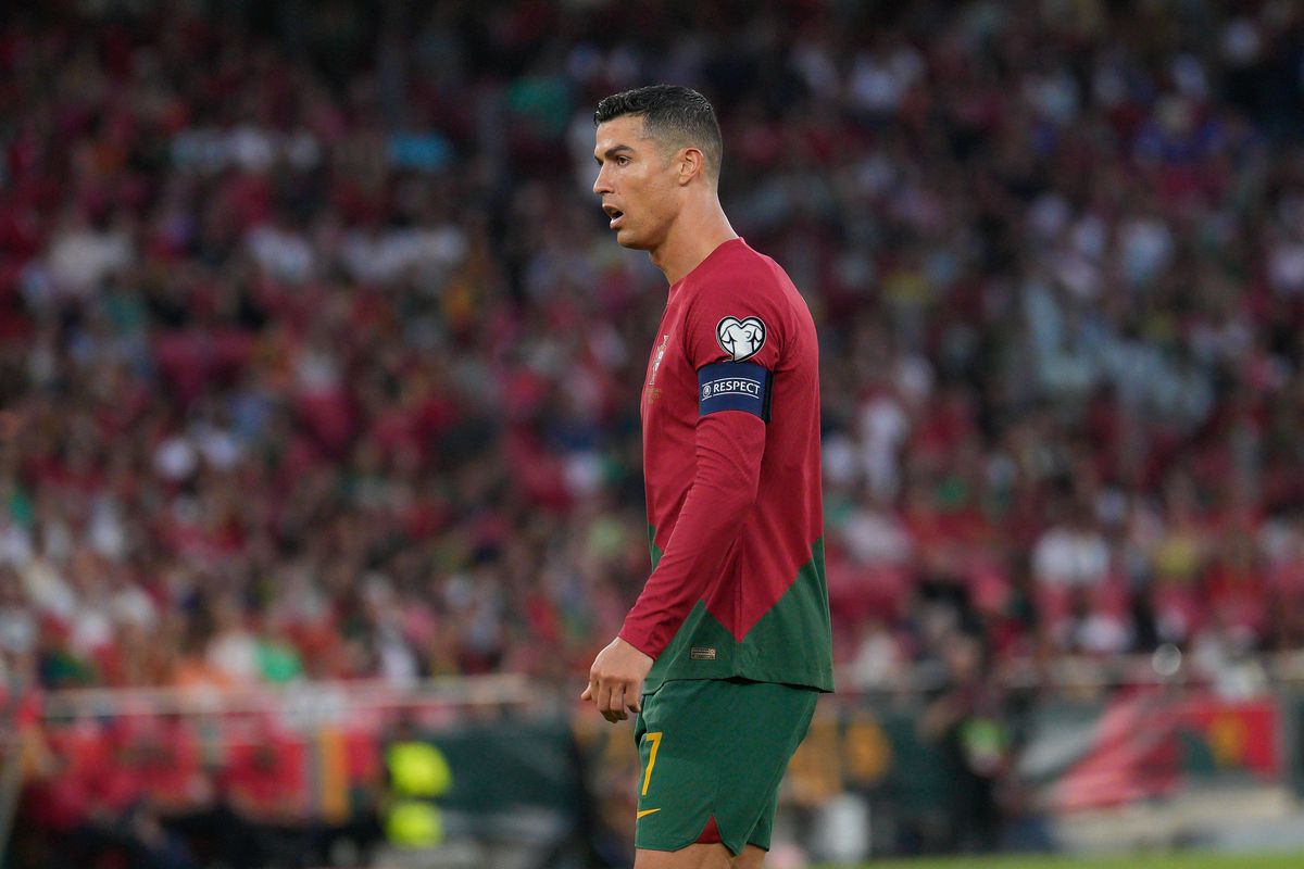 Imaginile serii în preliminariile Euro » Un spectator a pătruns pe teren, iar ce a făcut cu Cristiano Ronaldo e deja viral
