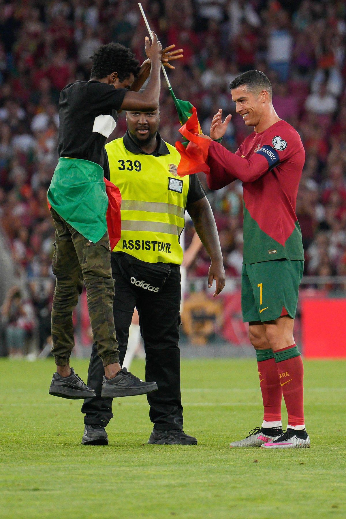 Cristiano Ronaldo, luat în brațe de un spectator care a intrat pe teren