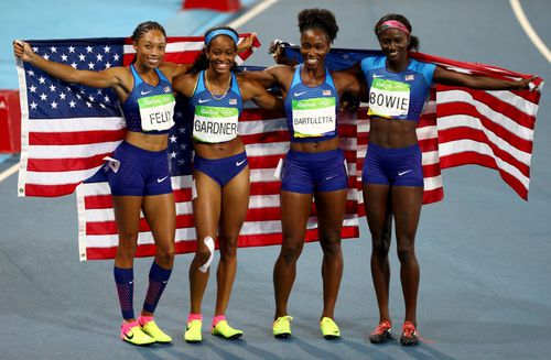 Allyson Felix, English Gardner, Tianna Bartoletta și Tori Bowie (de la stânga la dreapta) după ce au câștigat aurul olimpic în proba de 4x100 m la Jocurile Olimpice din 2016 FOTO Guliver/GettyImages