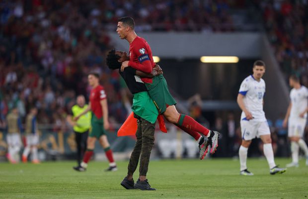 Imaginile serii în preliminariile Euro » Un spectator a pătruns pe teren, iar ce a făcut cu Cristiano Ronaldo e deja viral