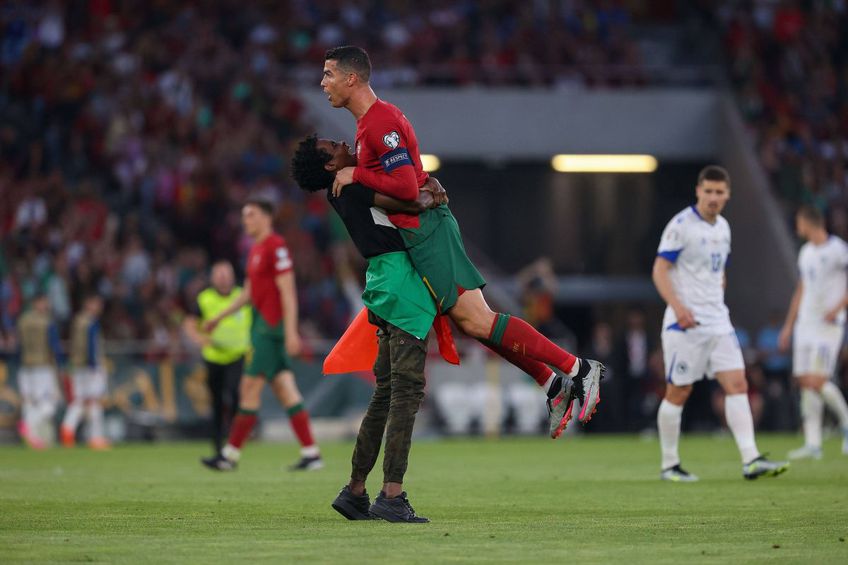 Fără voia lui, Cristiano Ronaldo, 38 de ani, a fost protagonistul unui moment bizar în timpul meciului Portugalia - Bosnia 3-0 de aseară, duel contând pentru preliminariile Euro 2024.