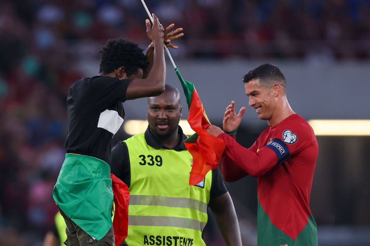 Cristiano Ronaldo, luat în brațe de un spectator care a intrat pe teren
