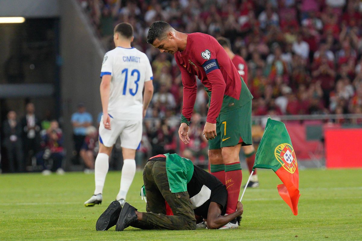 Cristiano Ronaldo, luat în brațe de un spectator care a intrat pe teren