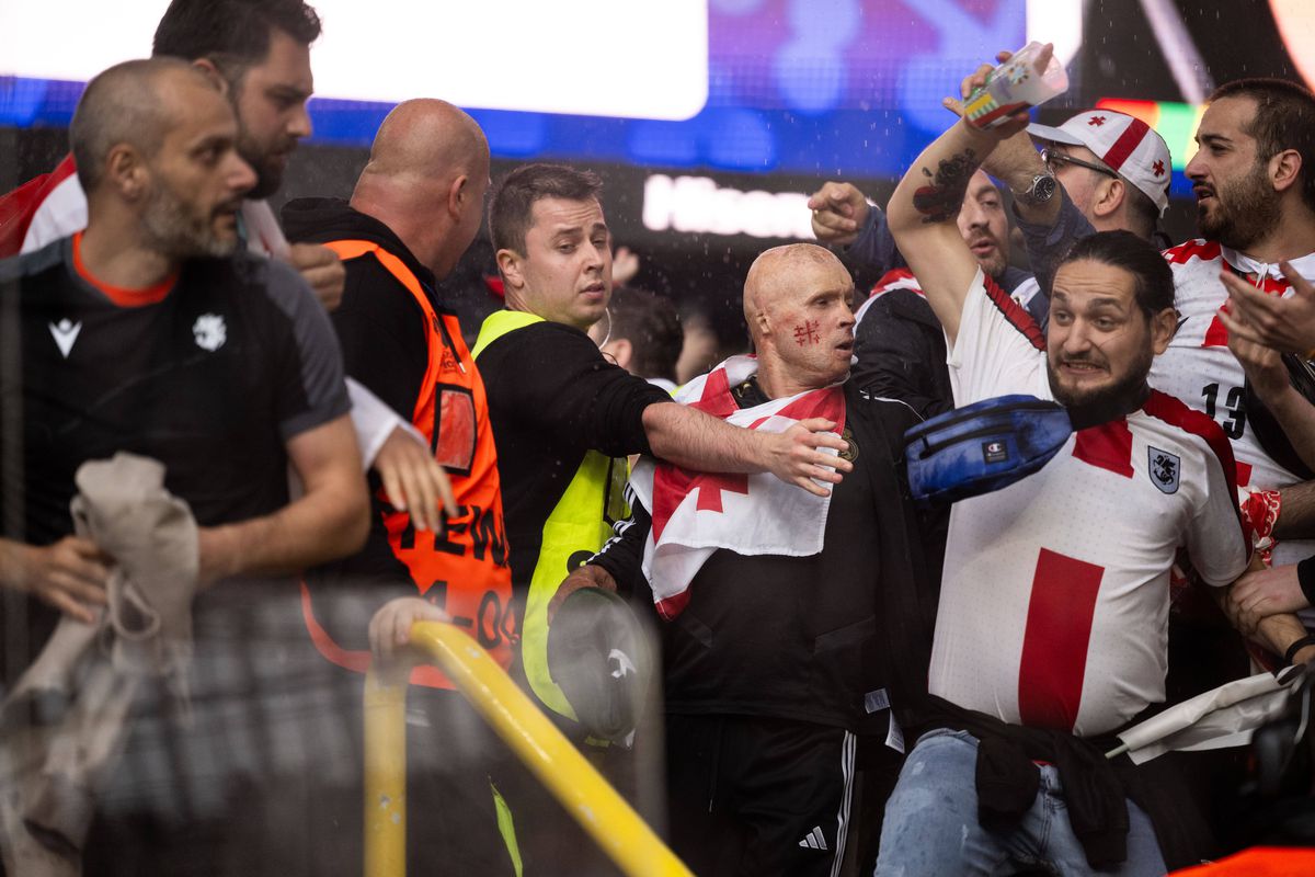 Bătaie generală între fani la Turcia - Georgia » Primele violențe pe un stadion de la EURO 2024