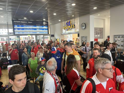Suporterii austrieci au aglomerat gara din Passau