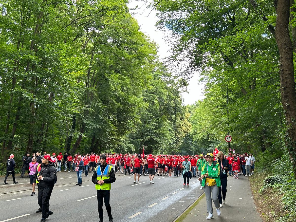 Aici vom juca împotriva Belgiei: stadionul la care ajungi prin pădure! » Ponturi de la echipa GSP aflată în Germania: vă vor ajuta enorm și scăpați de un stres