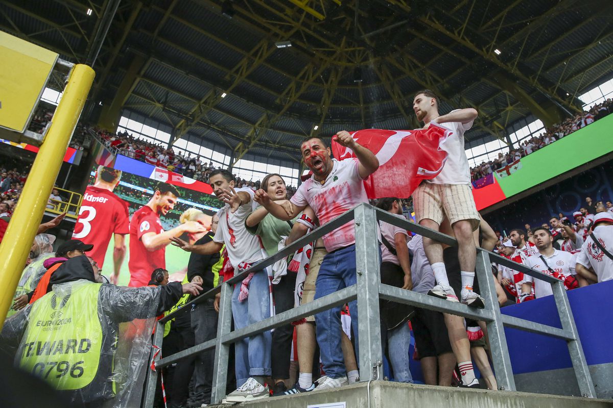 Bătaie generală între fani la Turcia - Georgia » Primele violențe pe un stadion de la EURO 2024