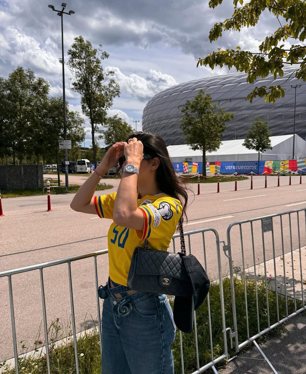 Au întors toate privirile la meciul istoric făcut de România la München! Iubitele „tricolorilor” au primit mii de like-uri