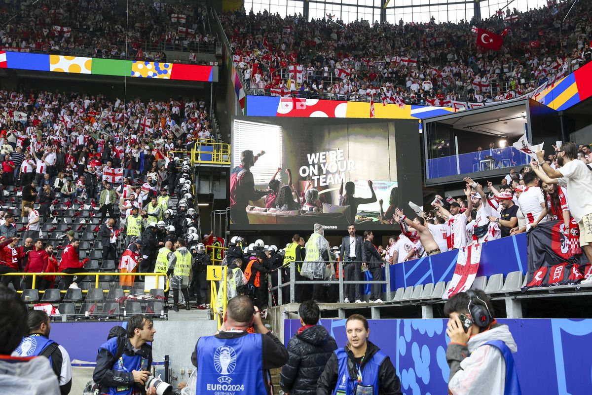 Bătaie generală între fani la Turcia - Georgia » Primele violențe pe un stadion de la EURO 2024
