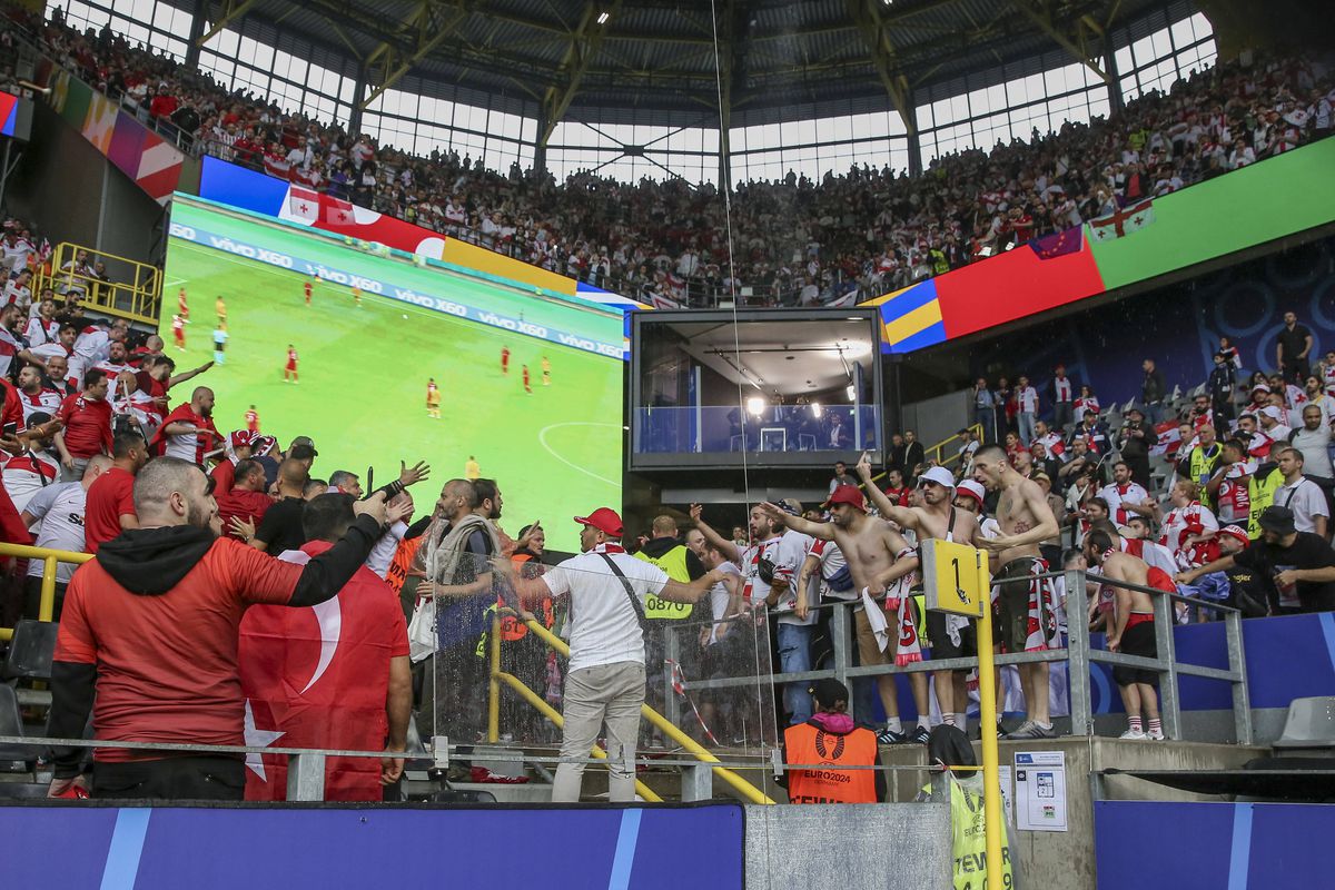 Bătaie generală între fani la Turcia - Georgia » Primele violențe pe un stadion de la EURO 2024