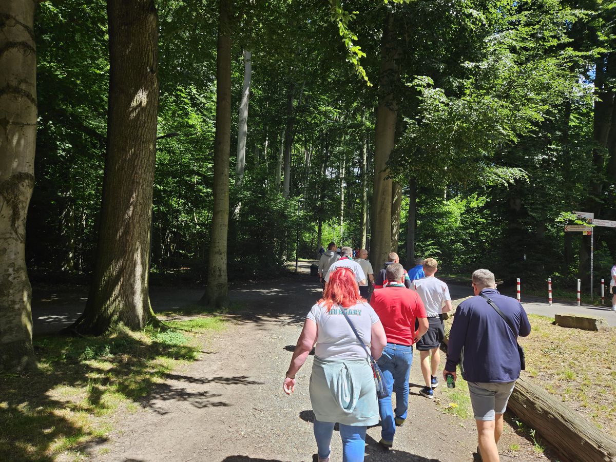 Aici vom juca împotriva Belgiei: stadionul la care ajungi prin pădure! » Ponturi de la echipa GSP aflată în Germania: vă vor ajuta enorm și scăpați de un stres