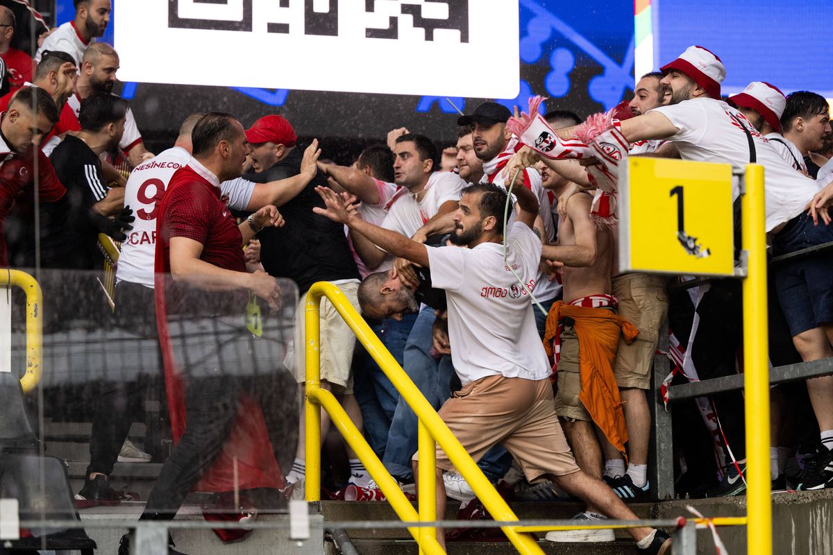 Bătaie generală între fani la Turcia - Georgia » Primele violențe pe un stadion de la EURO 2024