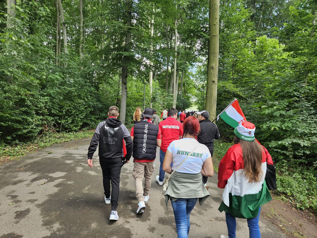 Aici vom juca împotriva Belgiei: stadionul la care ajungi prin pădure! » Ponturi de la echipa GSP aflată în Germania: vă vor ajuta enorm și scăpați de un stres