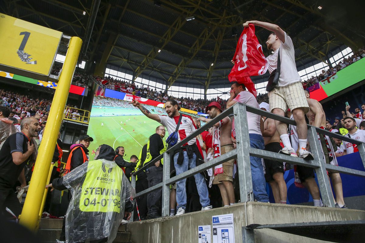 Bătaie generală între fani la Turcia - Georgia » Primele violențe pe un stadion de la EURO 2024