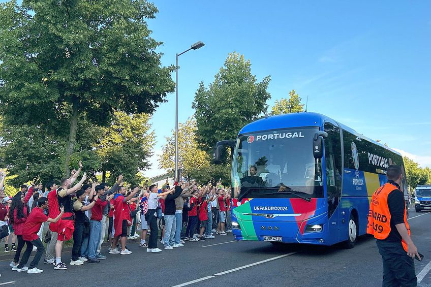 Admiratorii lui Cristiano Ronaldo au strigat și sărit la sosirea autocarului Portugaliei // foto: GSP