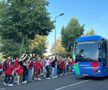 Admiratorii lui Cristiano Ronaldo au strigat și sărit la sosirea autocarului Portugaliei // foto: GSP