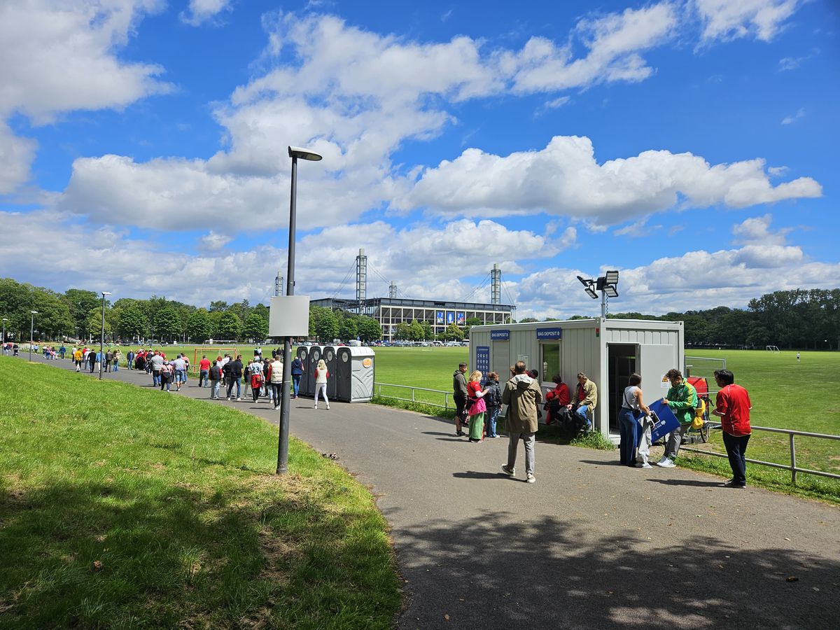 Aici vom juca împotriva Belgiei: stadionul la care ajungi prin pădure! » Ponturi de la echipa GSP aflată în Germania: vă vor ajuta enorm și scăpați de un stres